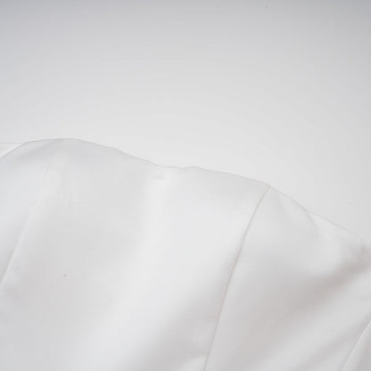 Weisses trägerloses Minikleid mit Korsettschnürung und Blütenblätterverzierung