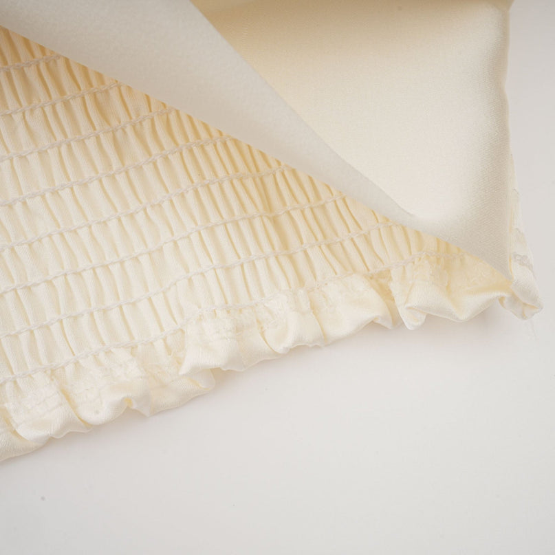 White short top with twist pattern and artificial flowers named Nouria