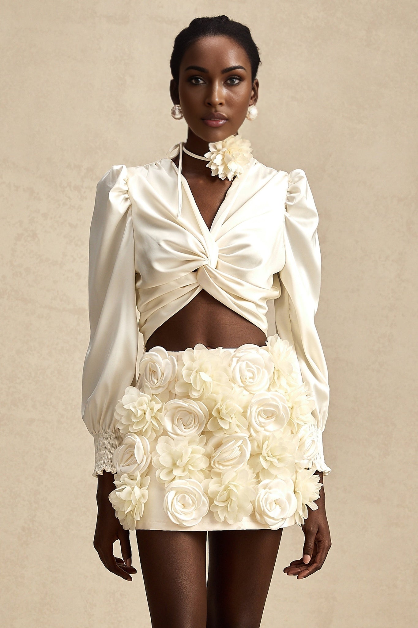 White short top with twist pattern and artificial flowers named Nouria