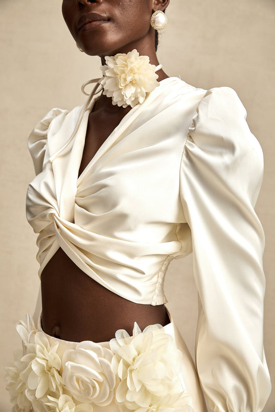 White short top with twist pattern and artificial flowers named Nouria