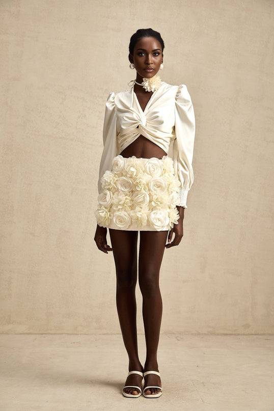 White short top with twist pattern and artificial flowers Nouria