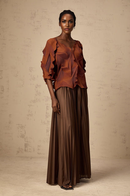 Woman wearing a brown matching set consisting of a creased top and skirt in demi style fabric