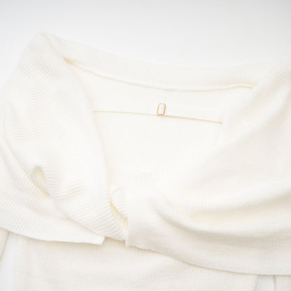 Woman wearing a white knitted strapless top with long sleeves