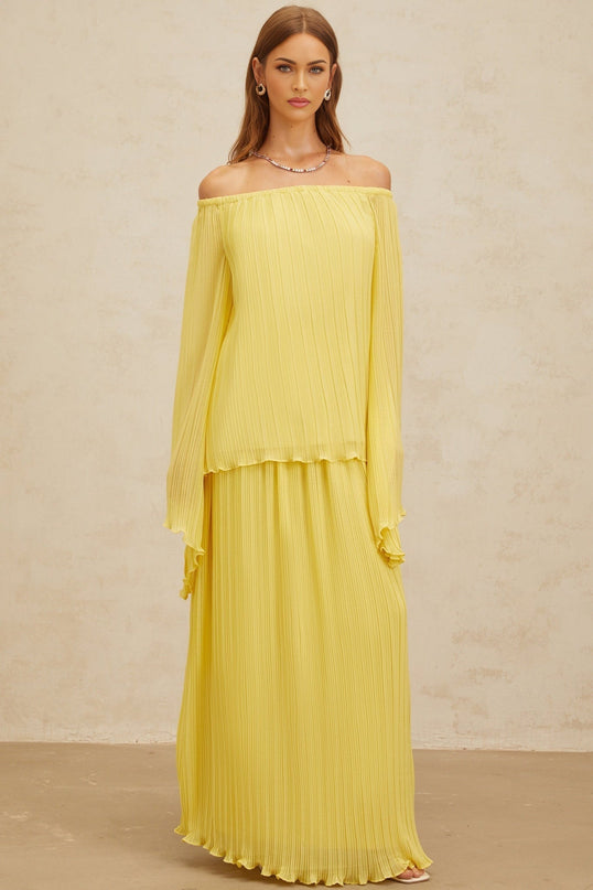 Yellow off the shoulder blouse with long sleeves and ruffled hem, fully-pleated in 100% Terylene fiber fabric